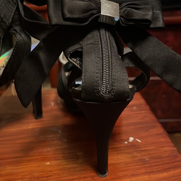 Heels - Picture 2 of 3